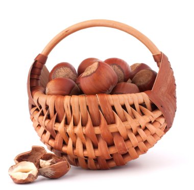 hasır sepet içinde fındık