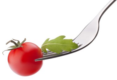 taze rucola salata ve kiraz domates üzerinde beyaz izole çatal üzerinde