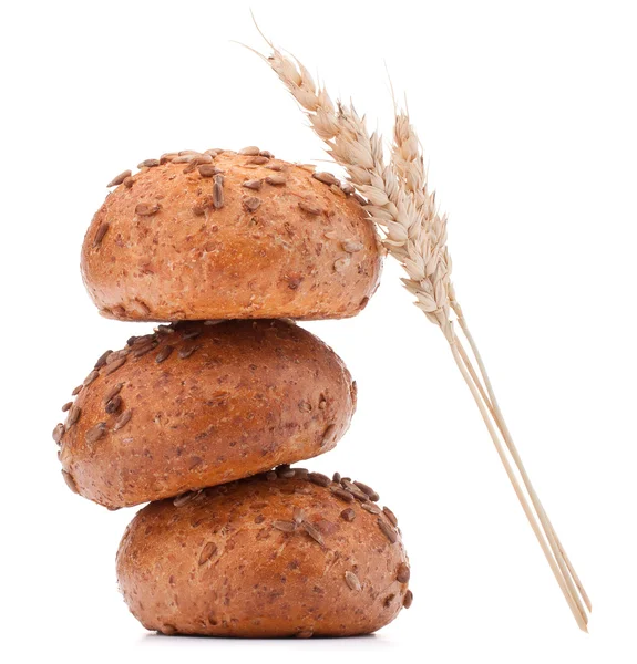 Panecillo de hamburguesa o rollo y corte de espigas de trigo — Foto de Stock