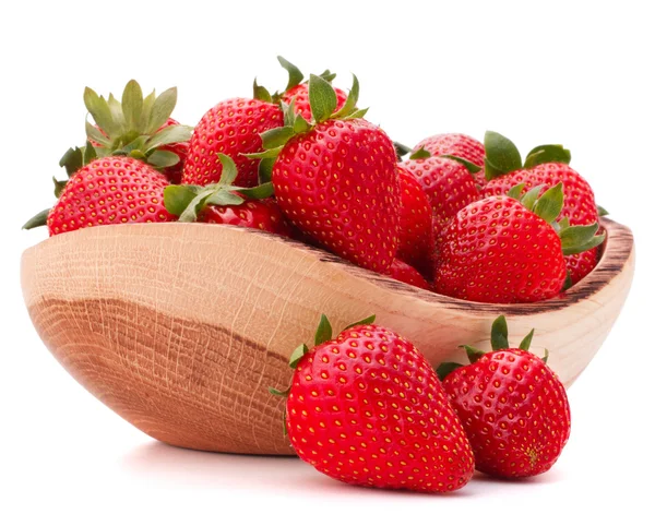 Strawberries in wooden bowl cutout — Stock Photo, Image