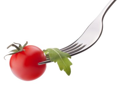taze rucola salata ve kiraz domates üzerinde beyaz izole çatal üzerinde