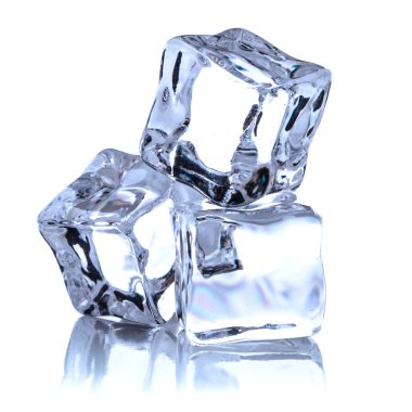 Ice cube, beyaz eller üzerinde izole