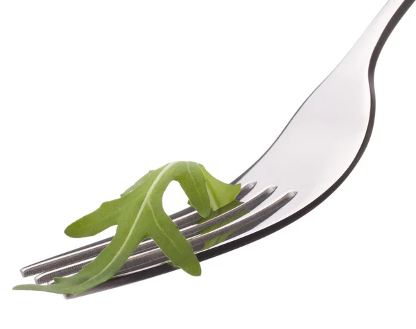 Salada de rúcula fresca em garfo isolada em recorte de fundo branco . — Fotografia de Stock