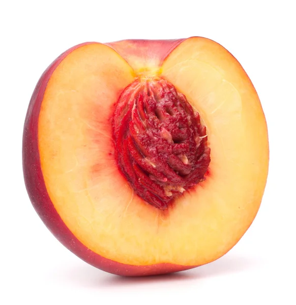 Fruta nectarina metade isolada sobre recorte de fundo branco — Fotografia de Stock