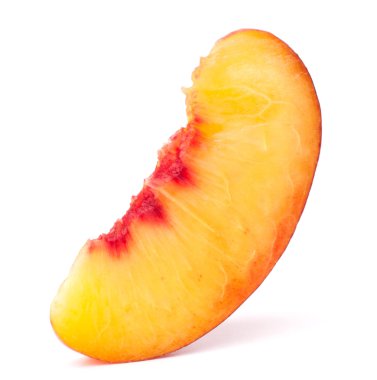 NEKTARİN meyve segment üzerinde beyaz bir arka plan kesme izole
