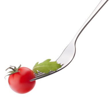 taze rucola salata ve kiraz domates üzerinde beyaz izole çatal üzerinde