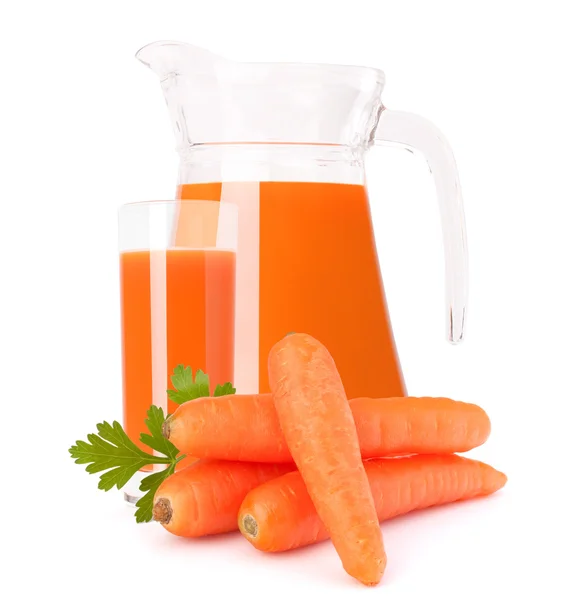 Морквяний овочевий сік у скляному глечику — стокове фото