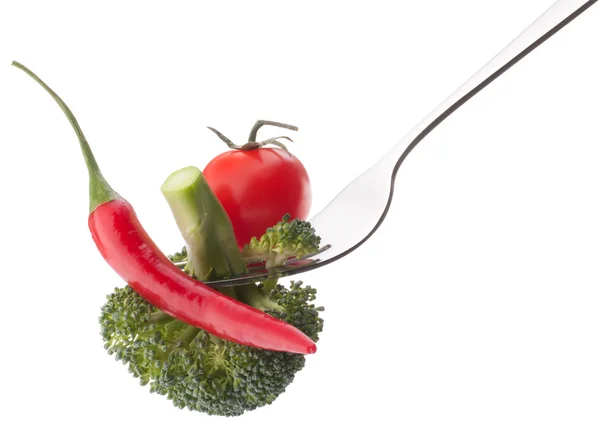 Verduras frescas crudas en tenedor aisladas sobre fondo blanco recorte — Foto de Stock