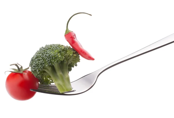 Verduras frescas crudas en tenedor aisladas sobre fondo blanco recorte — Foto de Stock