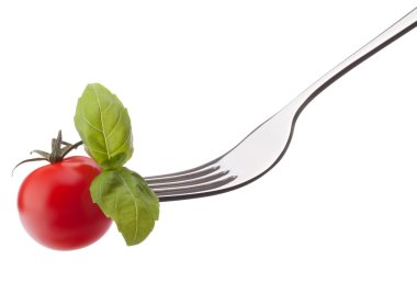 çatal üzerinde kiraz domates ve fesleğen yaprağı