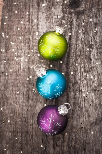 Christmas decoration ball on textured grungy wooden surface — Stock Photo, Image