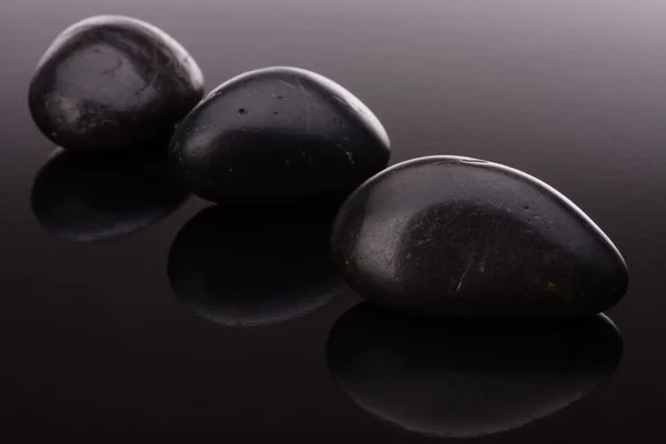 Spa pietra disposizione su superficie nera — Foto Stock