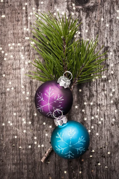 Christmas decoration ball on textured grungy wooden surface — Stock Photo, Image