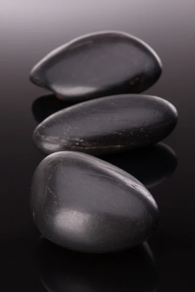 Спа-камень на черной поверхности — стоковое фото