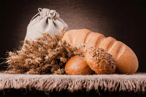 Chleba, mouky pytel a uši banda zátiší — Stock fotografie