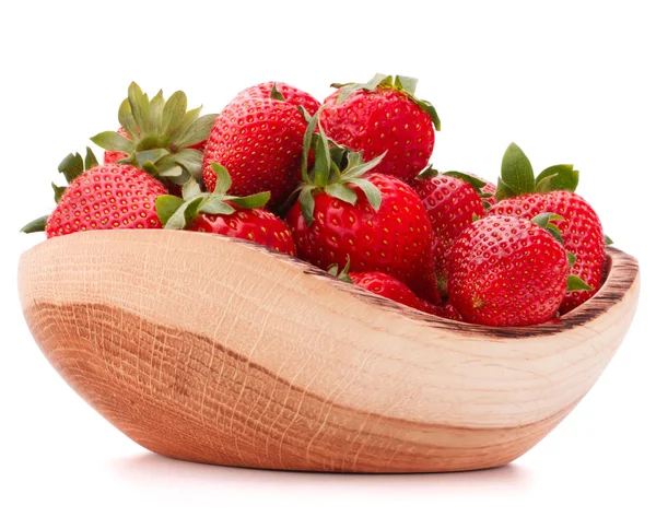 Erdbeeren im hölzernen Schüsselausschnitt — Stockfoto