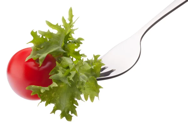Frischer Salat und Kirschtomaten auf Gabel isoliert auf weißem Hintergrund — Stockfoto
