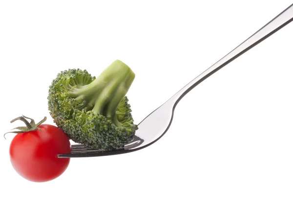 Verduras frescas crudas en tenedor aisladas sobre fondo blanco recorte — Foto de Stock