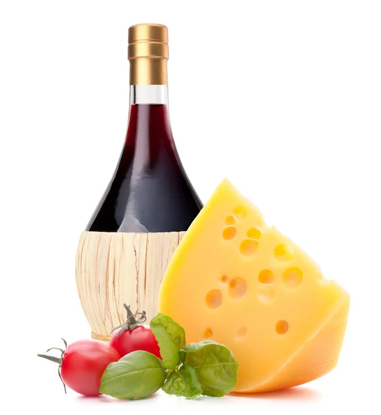 Bottiglia di vino rosso, formaggio e natura morta pomodoro — Foto Stock