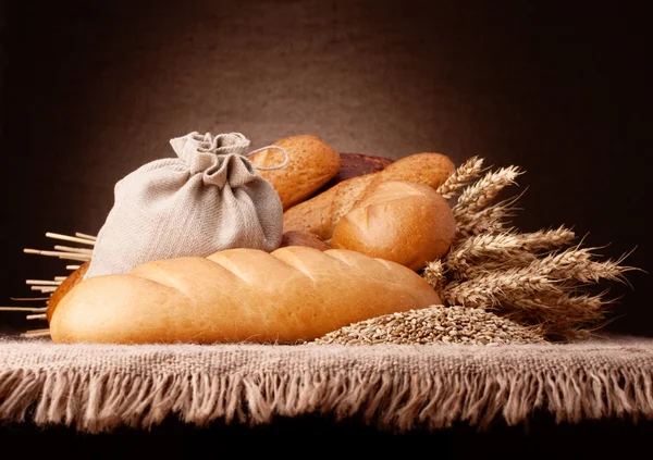 Pan, saco de harina y orejas manojo bodegón — Foto de Stock