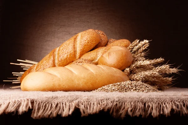 Sortimento de pães e orelhas cacho ainda vida — Fotografia de Stock