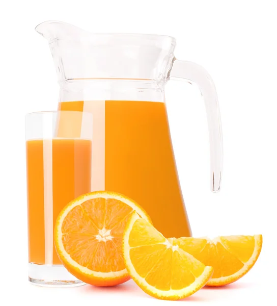 Апельсиновый сок в стеклянном кувшине — стоковое фото