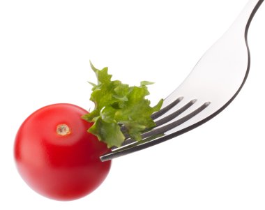 taze salata ve çatal üzerinde kiraz domates