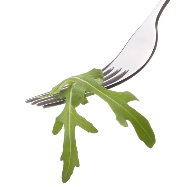 Ensalada de rúcula fresca sobre tenedor aislado sobre fondo blanco recorte . —  Fotos de Stock