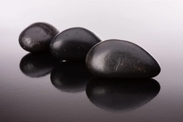 Spa arranjo de pedra na superfície preta — Fotografia de Stock