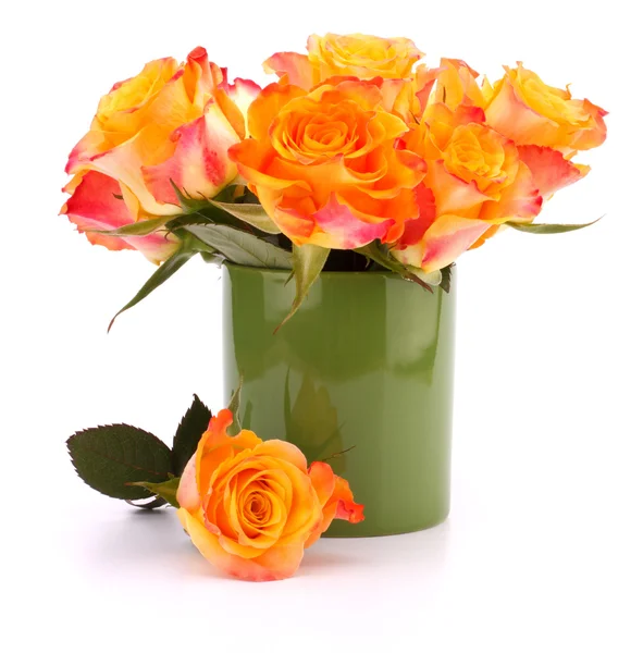 Bouquet de roses orange dans un vase — Photo