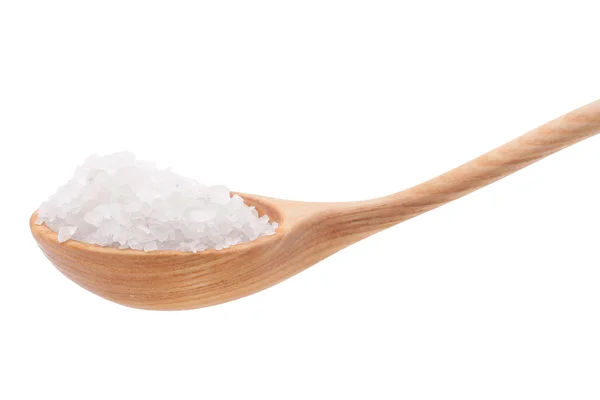 Минеральная соль в деревянной ложке на белом фоне — стоковое фото