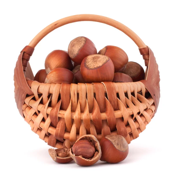 Lískové ořechy v proutěném koši — Stock fotografie