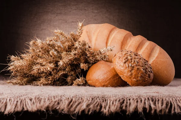 Ekmek ve kulakları demet natürmort çeşitleri — Stok fotoğraf