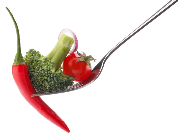 Verduras frescas crudas en tenedor aisladas sobre fondo blanco recorte — Foto de Stock