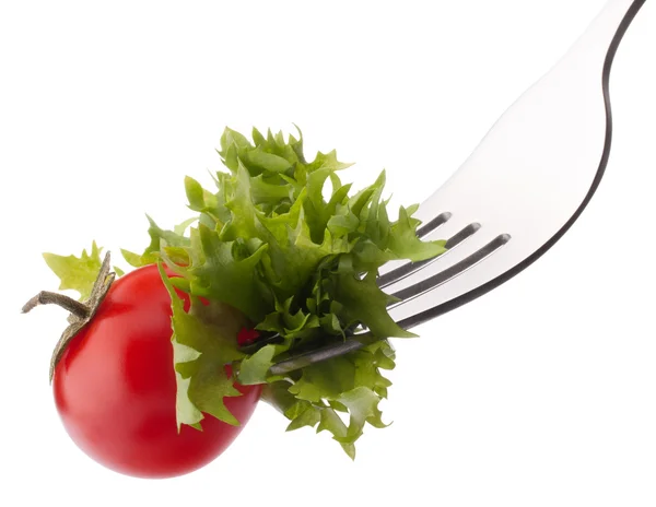 Свіжий салат і вишневий помідор на виделці ізольовані на білому фоні — стокове фото