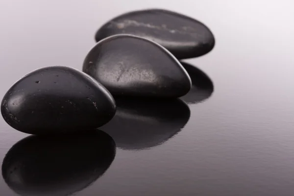 Spa sten arrangemang på svart yta — Stockfoto
