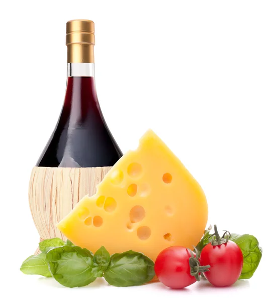 Bouteille de vin rouge, fromage et tomate nature morte — Photo