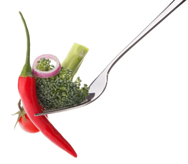 Verduras frescas crudas en tenedor aisladas sobre fondo blanco recorte — Foto de Stock