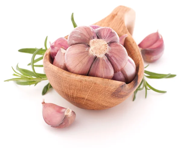 Garlic cloves in wooden bowl isolated on white background — Stock Photo, Image