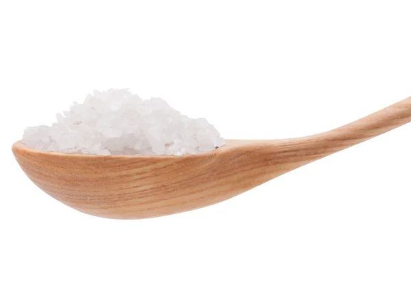Мінеральна сіль в дерев'яній ложці ізольована на білому тлі — стокове фото