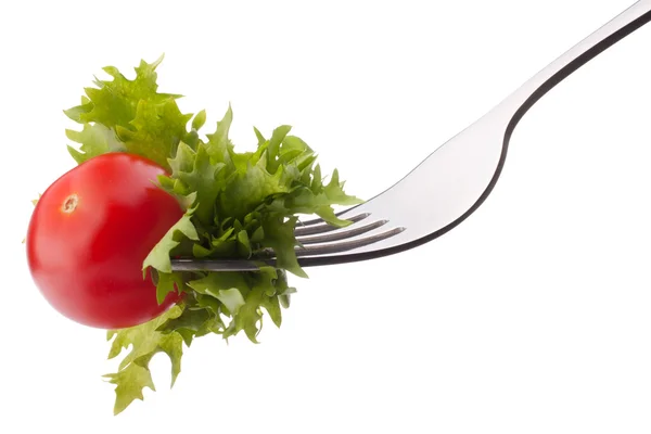 Frischer Salat und Kirschtomaten auf Gabel isoliert auf weißem Hintergrund — Stockfoto