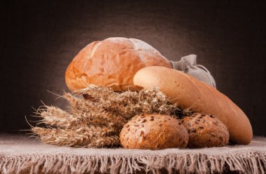 somun ekmek ve buğday kulak natürmort