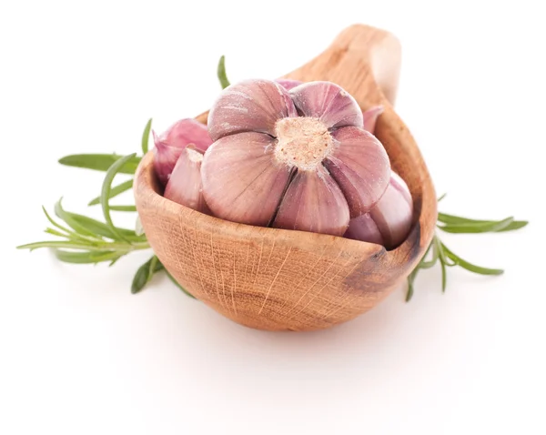 Garlic cloves in wooden bowl isolated on white background — Stock Photo, Image