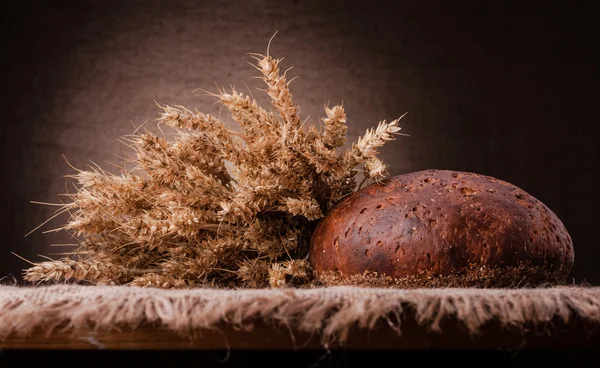 Hoja de pan y orejas de centeno bodegón — Foto de Stock