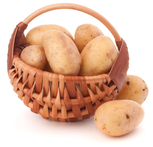 Bulwy ziemniaka w wiklinowym koszu na białym tle — Zdjęcie stockowe