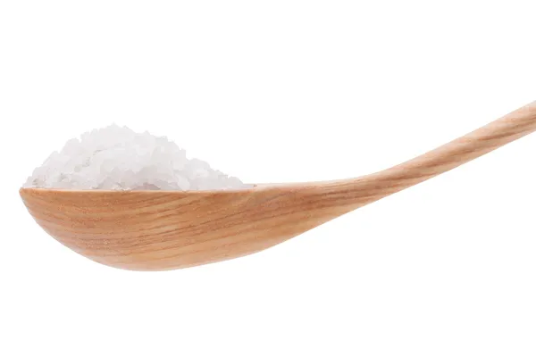 Soli mineralnych w drewnianą łyżką na białym tle na białe tło wyłącznik — Zdjęcie stockowe