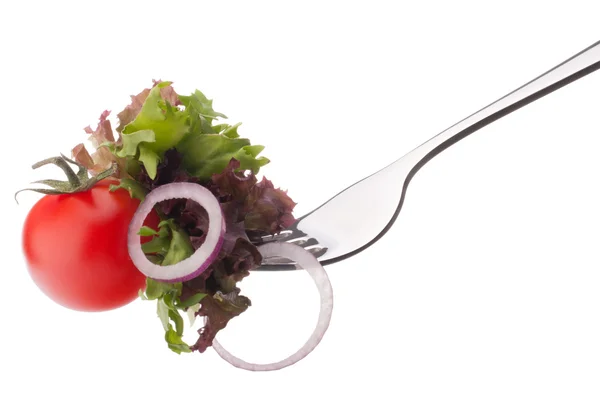 Ensalada fresca y tomate cherry en tenedor aislado sobre fondo blanco —  Fotos de Stock