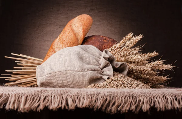 Pane, sacco di farina e grappolo di orecchie — Foto Stock