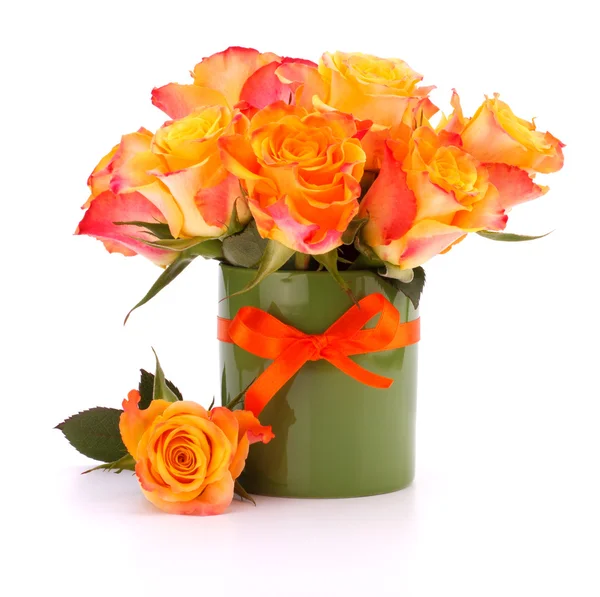 Orangener Rosenstrauß in der Vase — Stockfoto