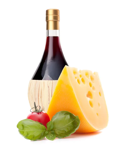 Garrafa de vinho tinto, queijo e tomate ainda vida — Fotografia de Stock